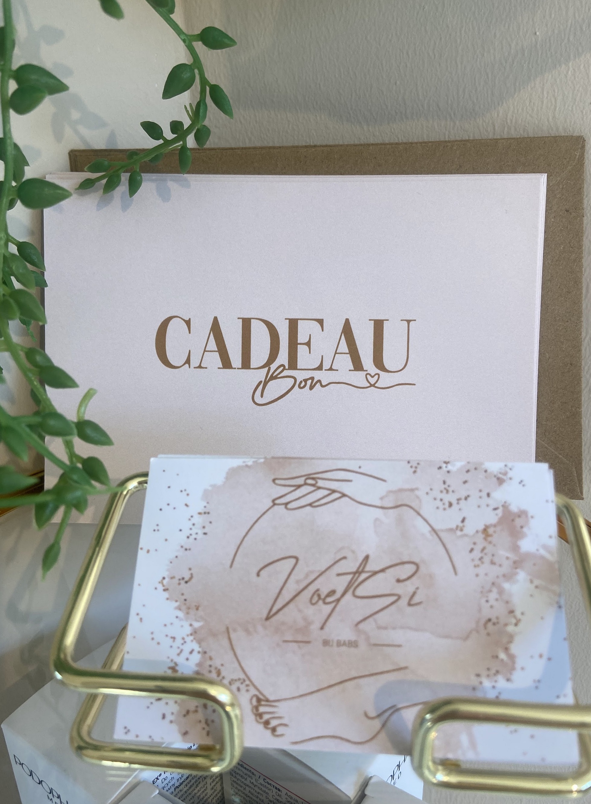 Cadeaubon van VoetSi bij Babs op een gouden standaard