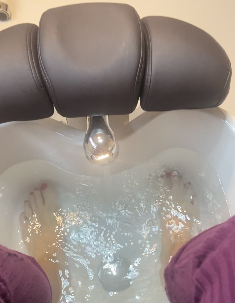 Voetspa met bubbels in het voetbad van de massagestoel